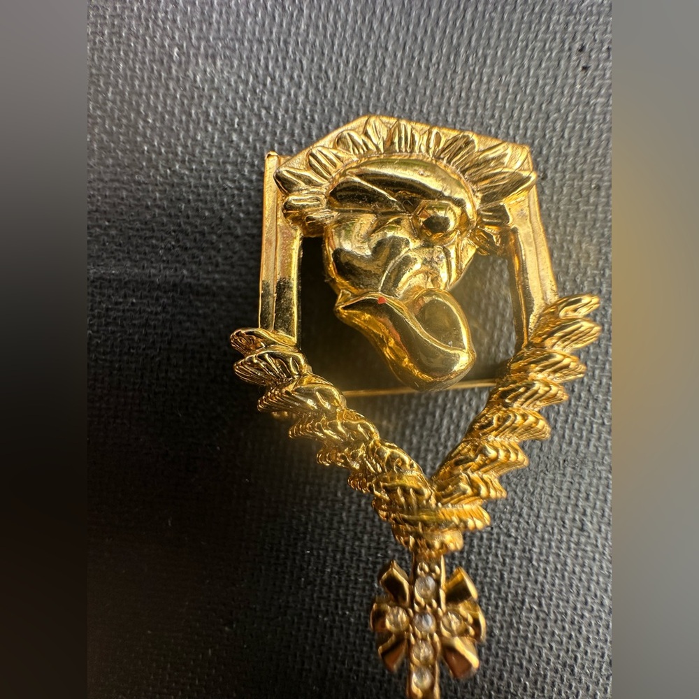 Vintage Butler Christmas Nativity Mary Baby Jesus Manger Gold Tone Brooch - Picture 3 of 5